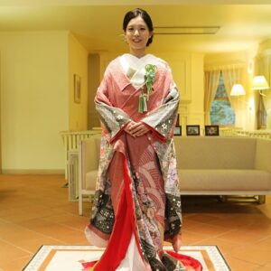 赤色のリメイク振袖を着た花嫁
