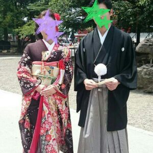 黒色のリメイク振袖を着た花嫁