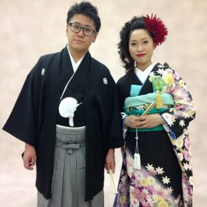 黒色のリメイク振袖を着た花嫁