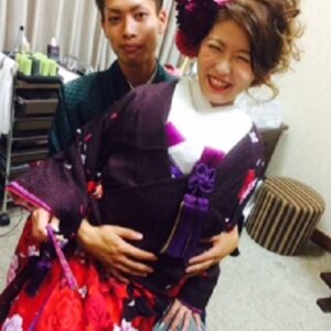 紫色のリメイク振袖を着た花嫁