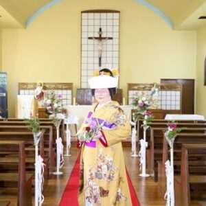 辛子色のリメイク振袖を着た花嫁