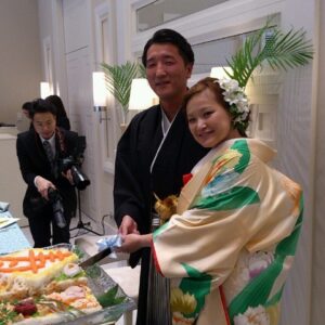 黄色のリメイク振袖を着た花嫁