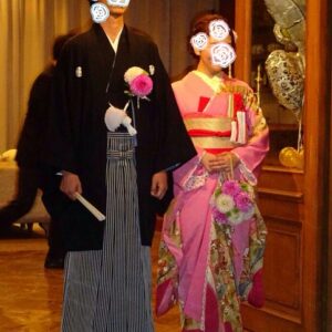 桃色のリメイク振袖を着た花嫁