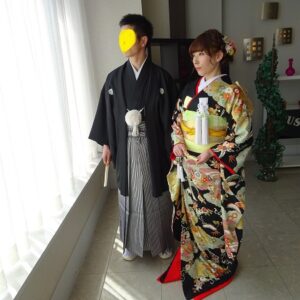 黒色のリメイク振袖を着た花嫁