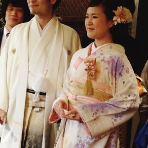 白色のリメイク振袖を着た花嫁