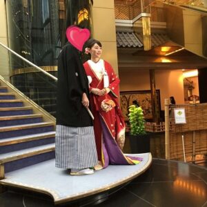 赤色のリメイク振袖を着た花嫁