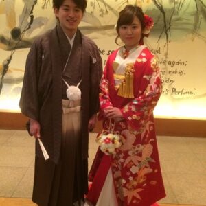 赤色のリメイク振袖を着た花嫁