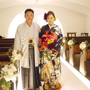 黒色のリメイク振袖を着た花嫁