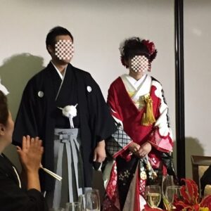 赤色のリメイク振袖を着た花嫁