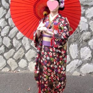 総柄のリメイク振袖を着た花嫁