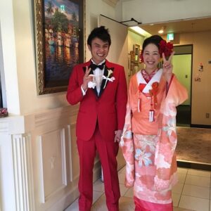 桃色のリメイク振袖を着た花嫁