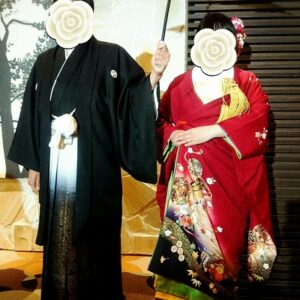 赤色のリメイク振袖を着た花嫁