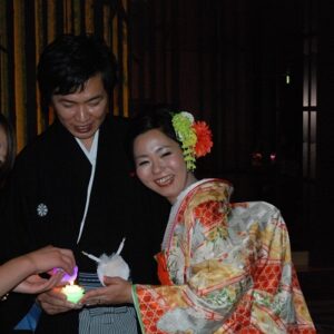 総柄のリメイク振袖を着た花嫁