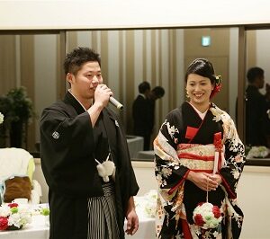 黒色のリメイク振袖を着た花嫁