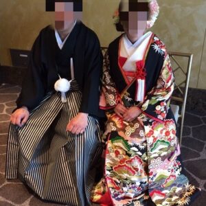 黒色のリメイク振袖を着た花嫁