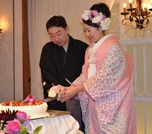 桃色のリメイク振袖を着た花嫁