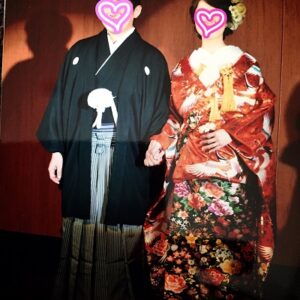 赤色のリメイク振袖を着た花嫁