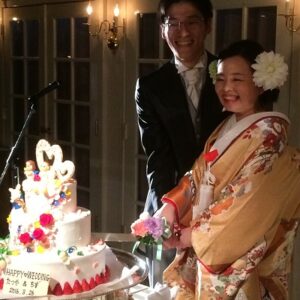 黄色のリメイク振袖を着た花嫁