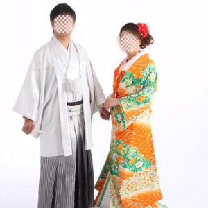 オレンジ色のリメイク振袖を着た花嫁