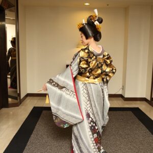 黒色のリメイク振袖を着た花嫁