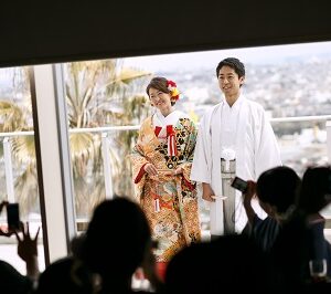 総柄のリメイク振袖を着た花嫁