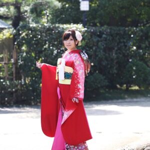 赤色のリメイク振袖を着た花嫁