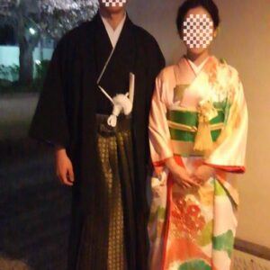 桃色のリメイク振袖を着た花嫁