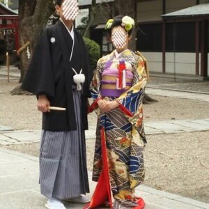 総柄のリメイク振袖を着た花嫁