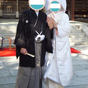 白無垢を着た花嫁と黒紋付を着た花婿