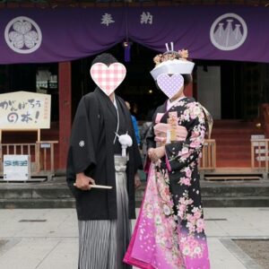 黒色のリメイク振袖を着た花嫁