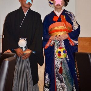 青色のリメイク振袖を着た花嫁