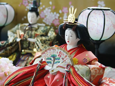 伝統的な花嫁衣装を着たお雛様