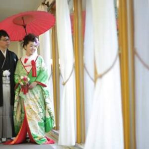緑色のリメイク振袖を着た花嫁