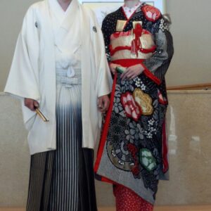 黒色のリメイク振袖を着た花嫁