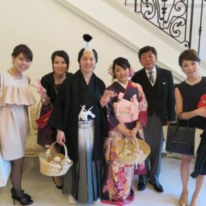 紫色のリメイク振袖を着た花嫁