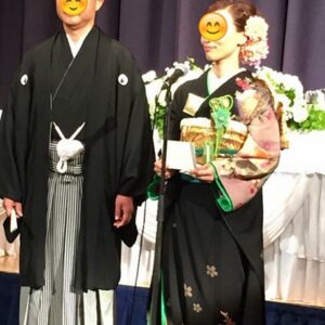 黒色のリメイク振袖を着た花嫁