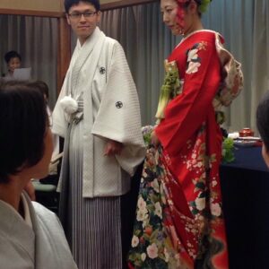 赤色のリメイク振袖を着た花嫁
