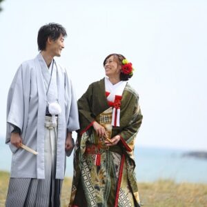 緑色のリメイク振袖を着た花嫁