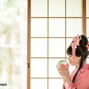 桃色のリメイク振袖を着た花嫁