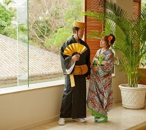 総柄のリメイク振袖を着た花嫁