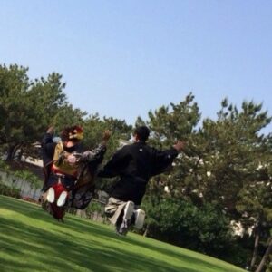 青色のリメイク振袖を着た花嫁