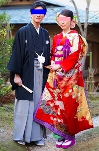 赤色のリメイク振袖を着た花嫁