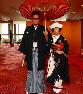 黒色のリメイク振袖を着た花嫁