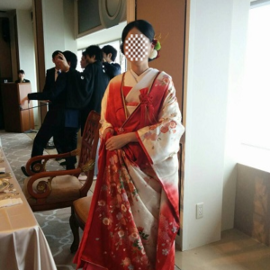 赤色のリメイク振袖を着た花嫁