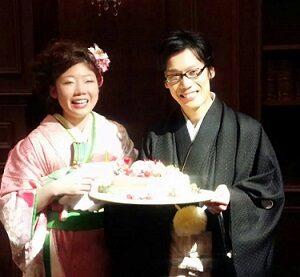 桃色のリメイク振袖を着た花嫁