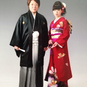 赤色のリメイク振袖を着た花嫁