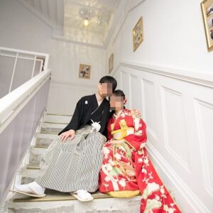 赤色のリメイク振袖を着た花嫁