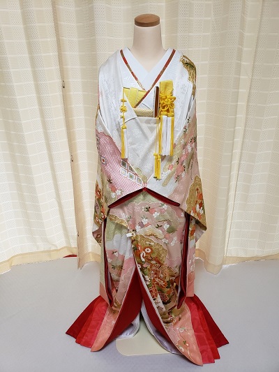 ピンク色のリメイク振袖を着た花嫁