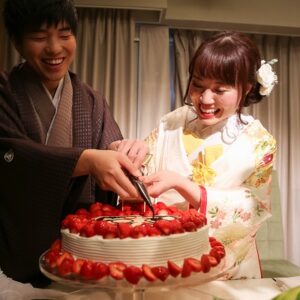 桃色のリメイク振袖を着た花嫁