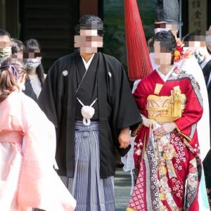 赤色のリメイク振袖を着た花嫁